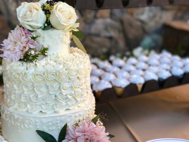 Sweet Beginnings: How to Choose the Perfect Wedding Cake Flavor Palette